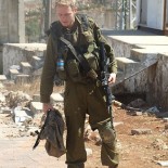 IDFsoldier Israeli soldier coming back from the Second Lebanon war (picture Dor Posner)