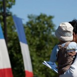 Father and son in front of the French flag during the French national celebration of 2009 (picture Dimitri Torterat)