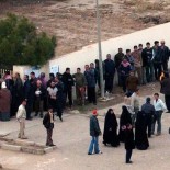 Voters in Baghdad, in the 2005 Iraqi election (picture Master Sgt. Dave Ahlschwede / US Air Force)