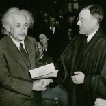 741px-Albert_Einstein_citizenship_NYWTS Albert Einstein receiving his certificate of American citizenship, December 1940 (picture New York World-Telegram and the Sun staff photographer Al Aumuller / Library of Congress)
