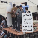 The placard reads "Syrian media... If you see what I've seen, you would change what you said!", Damascus, April 2011 (picture syriana2011 / Flickr)